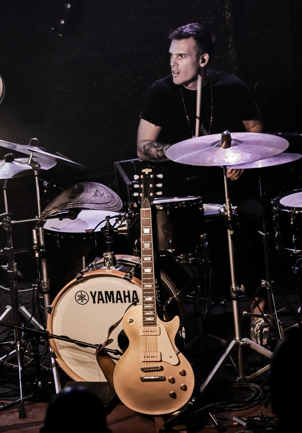 Sébastien Necca à la batterie Yamaha avec une guitare au premier plan